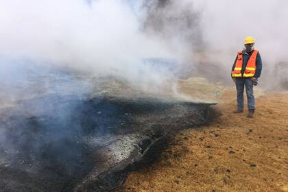 Un geólogo examina una fisura en Leilani Estates, Hawai