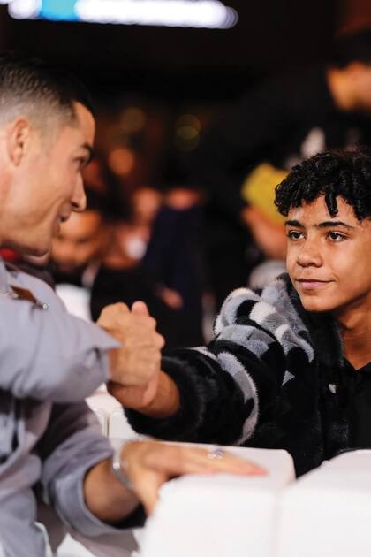 Un gesto cargado de ternura entre el jugador y Junior, el mayor de sus cuatro herederos.