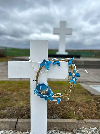 Un gesto de amor eterno: una corona hecha con las manos y el corazón de una hermana en homenaje a su familiar caído en Malvinas