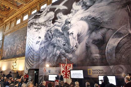 Un gigantesco telón con una imagen de La Batalla de Anghiari presidió el gran anuncio en 2012