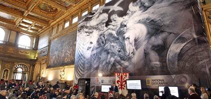 Un gigantesco telón con una imagen de La Batalla de Anghiari presidió ayer el gran anuncio