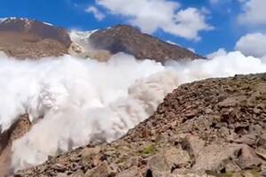 El video viral que muestra cómo un turista queda atrapado por la avalancha de un glaciar