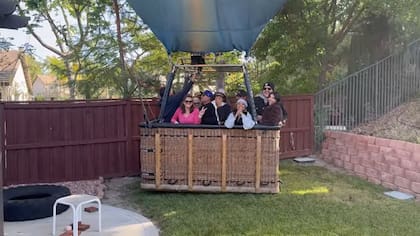Un globo aerostático con varias personas aterrizó por sorpresa en el jardín de una casa de californianos