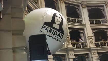 Un globo manifestando por la paridad, en la legislatura de la provincia