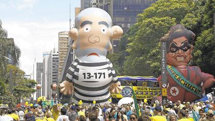 Un globo que representa a Lula da Silva con uniforme de preso ha hecho apariciones en manifestaciones callejeras