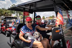 Un golf cart parade por Donald Trump en The Villages, Florida, en agosto pasado. (Nicole Craine/The New York Times)