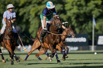 Un golpe de cogote de Adolfo Cambiaso ante el otro capitán, Diego Cavanagh; el crack disfruta jugar junto a los mejores del momento el polo.