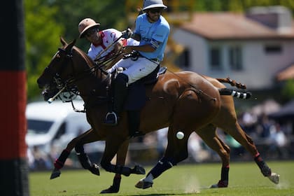 Un golpe de cogote de Victorino Ruiz Jorba ante Diego Cavanagh; Torito fue importante en el comienzo de la remontada de Indios Chapaleufú, que llegó a perder por 4-0 contra Cría La Dolfina, luego del duro 4-25 a manos de La Natividad en el debut en Tortugas.