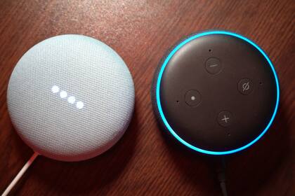 Un Google Home Mini y un Amazon Echo Dot, dos de los parlantes conectados más populares del mercado