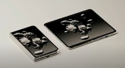 Un Google Pixel Fold. La pantalla externa es de 5,8 pulgadas, lo que le permite un diseño muy compacto, aunque algo grueso cuando está cerrado (12 mm); otros teléfonos plegables, como los de Honor, ya logran un grosor de 10 mm, más cercano a los 8 o 9 mm de un smartphone convencional