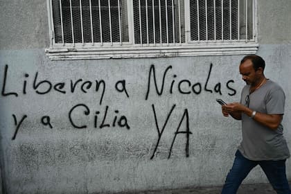 Un graffiti en reclamo de la libertad de Nicolás Maduro y Cilia Flores, en Caracas