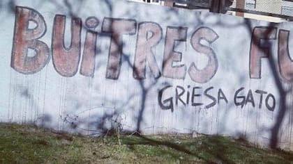 Un graffiti que llama gato al juez de Nueva York Thomas Griesa, quien llevó adelante el juicio entre holdouts y Argentina