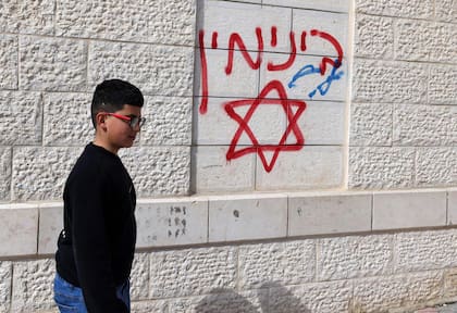 Un graffitti en hebreo, contra las paredes de una mezquita, en Jalud