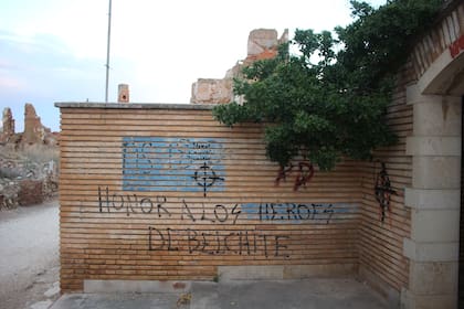 Un graffitti reciente de partidarios falangistas