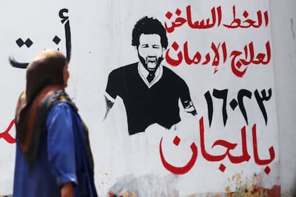 Un grafitti en El Cairo dirigido a Salah, que dice: "Eres más fuerte que las drogas"