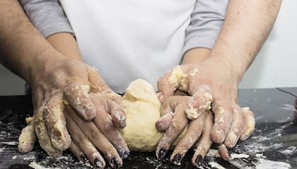 Un gran amor se puede amasar en la cocina y a cuatro manos