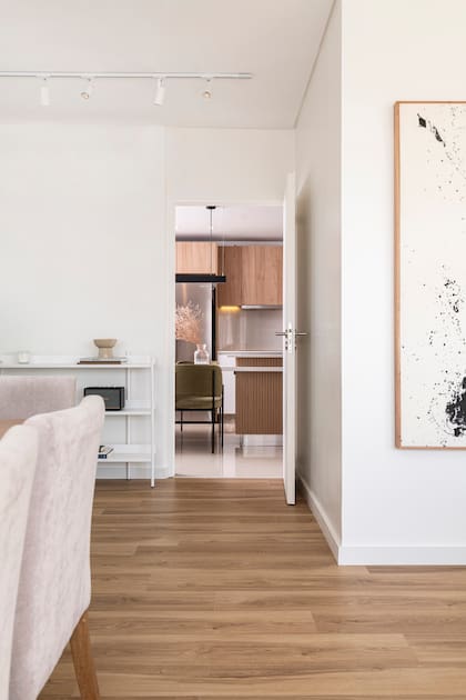 Un gran cuadro que los dueños recibieron como regalo de mudanza (Daniela Pisani) y consola (Klimt house).