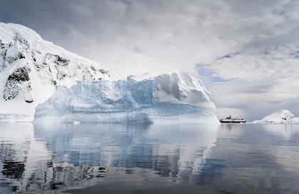 Un gran iceberg, flota a la deriva frente a la Isla Danco, mientras el Ocean Endeavour maniobra para evitarlo.