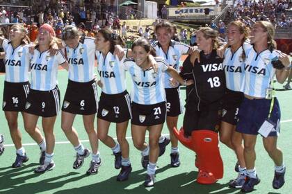 Un gran recuerdo: Arrondo (21) y la vuelta olímpica con las Leonas, tras ganar la Copa del Mundo en Perth, en diciembre de 2002