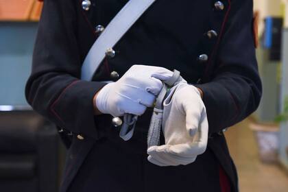 Un granadero se prepara para la formación diaria en Casa Rosada