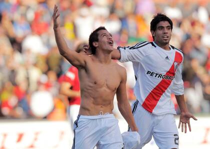 Un grito de gol, con la camiseta al viento y Augusto Fernández, a un costado