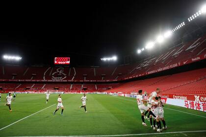 Un grito de gol de la nueva era: ante un estadio vacío