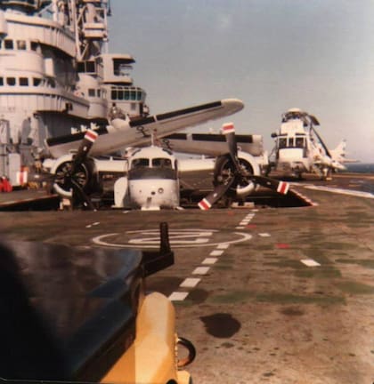Un Grumman S-2E Tracker de la Escuadrilla Aeronaval Antisubmarina sale del hangar del portaaviones 25 de mayo