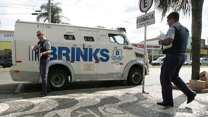 Brinks es la empresa autorizada a entrar a dependencias de la Reserva Federal de Estados Unidos. Fue la encargada de traer más de US$300 millones al país en caso de que aumente el requerimiento de los bancos.