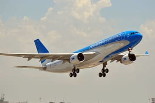 Al menos 10 empleados de Aerolíneas estafaban a la empresa con sobresueldos