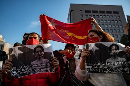 Un grupo de activistas de Myanmar protesta frente al edificio de la Universidad de las Naciones Unidas en Tokio