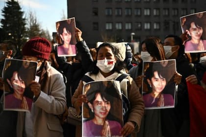 Un grupo de activistas de Myanmar sostienen el retrato de Aung San Suu Kyi durante una protesta frente a la Universidad de las Naciones Unidas en Tokio el 1.° de febrero de 2021