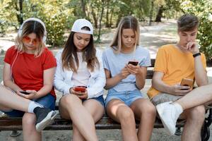 Un grupo de adolescentes conectados a sus celulares