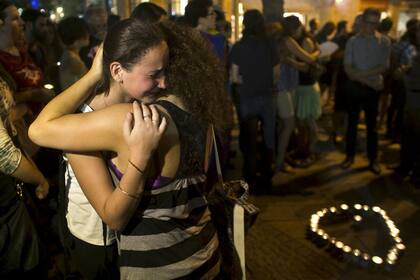Un grupo de adolescentes, desoladas por la muerte de Banki