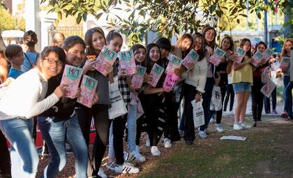 Un grupo de adolescentes espera la firma de ejemplares de Pamela Stupía