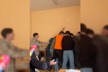 Un grupo de alumnos buscó sorprender a una docente (Captura video)