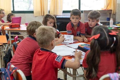 Un grupo de alumnos de 2° de primaria trabajan con los materiales específicos traducidos al idioma eslavo 