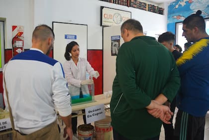 Un grupo de alumnos del programa UBA XXII durante una clase de ciencias