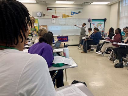 Un grupo de alumnos en la escuela Baton Rouge Magnet High School en Baton Rouge, Luisiana. (Foto AP/Stephen Smith)
