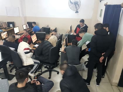 Un grupo de alumnos trabaja en el aula de computación en uno de los centros universitarios del programa UBA XXII