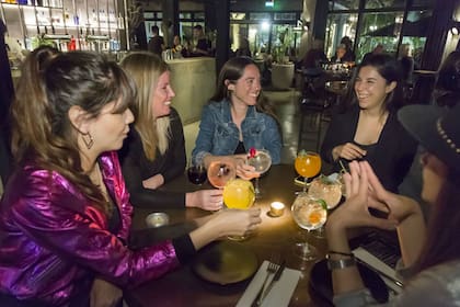 Un grupo de amigas celebra con gin tonic