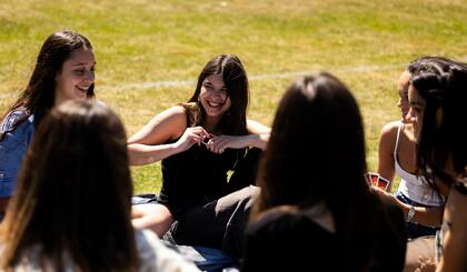 Un grupo de amigas jugando al UNO.