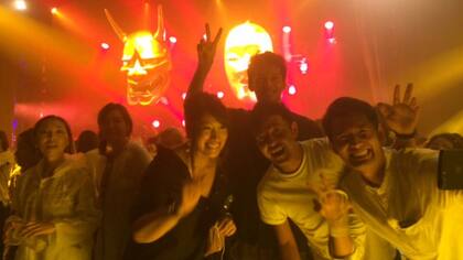 Un grupo de amigos japoneses, apenas terminado el show de Fuerza Bruta