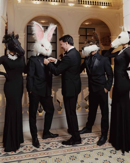 Un grupo de "animales vestidos de etiqueta" se sumó estratégicamente para sumar magia a la noche de la selva.