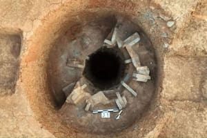Arqueólogos bajaron a pozos escondidos durante 1700 años y quedaron sin palabras ante lo que guardaban