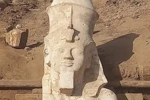 Hallaron la parte superior de una escultura colosal de Ramsés II y quedaron anonadados