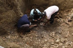 Un grupo de arqueólogos halló en Panamá una tumba de hace 1200 años, repleta de oro y joyas