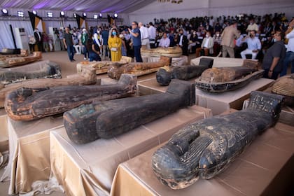 Un grupo de arqueólogos descubrió 59 sarcófagos de más de 2600 años de antigüedad 