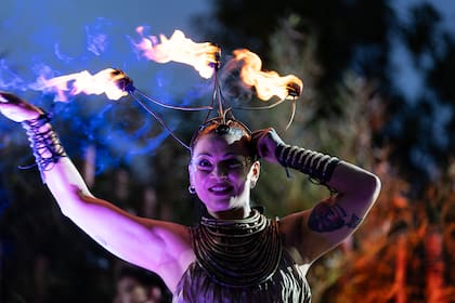Un grupo de artistas regaló un show del más alto nivel al ritmo del DJ con fuego, performance e increíbles vestuarios.