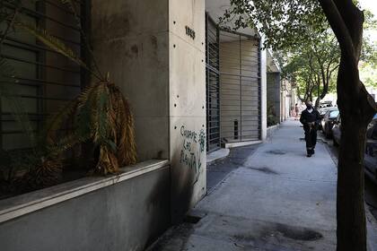 Un grupo de atacantes arrojaron bombas molotov al edificio del diario Clarín
