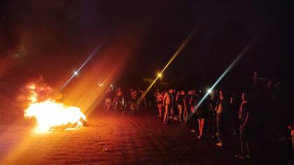 Un grupo de autoconvocados prendieron fuego cubiertas y un colchón sobre la vereda de la casa de la fiscal